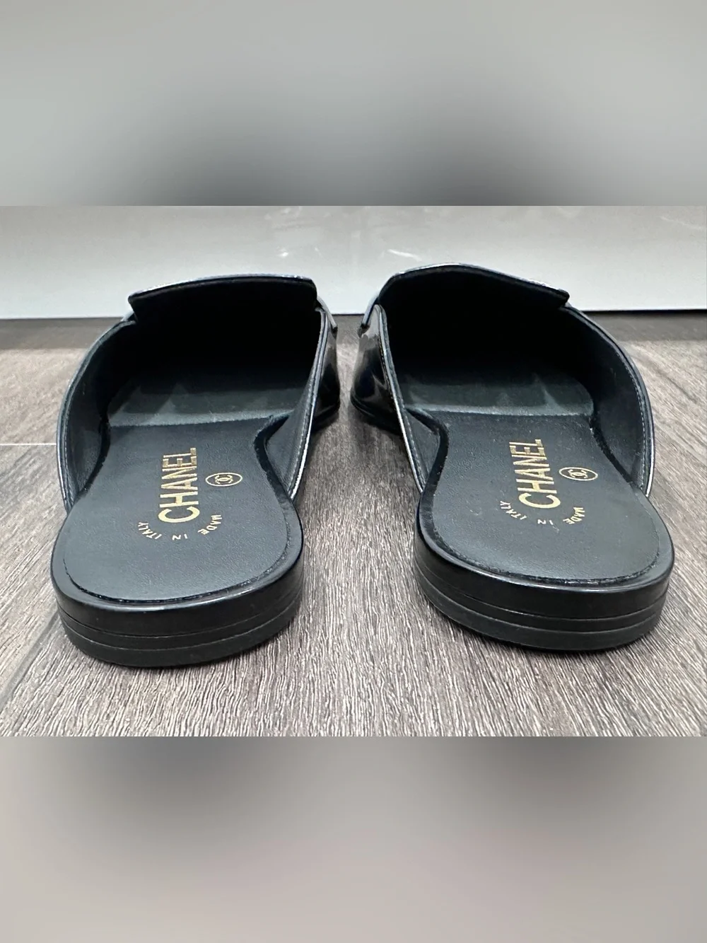 CHANEL NEW 2026 Black Patent Leather Slip-On Loafers SLIDES Gold CC HW size 38 - Picture 6 of 14